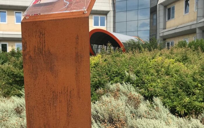 totem da esterno in corten